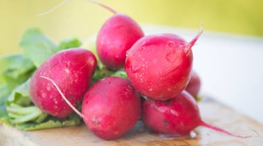 Tahta masada taze organik sebzeler.