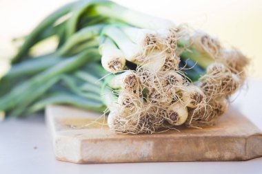 Tahta masada taze organik sebzeler.