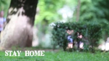 Park konseptinde koronavirüs salgını sırasında evde kal