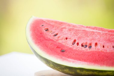 Mavi ahşap arka planda taze karpuz dilimi. Yaz arkaplanı