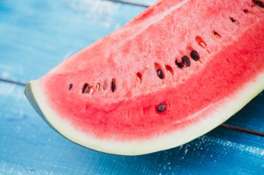 Mavi ahşap arka planda taze karpuz dilimi. Yaz arkaplanı