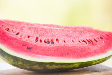 Ahşap zemin üzerinde taze karpuz dilimi