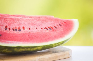 Ahşap zemin üzerinde taze karpuz dilimi