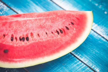 Ahşap zemin üzerinde taze karpuz dilimi