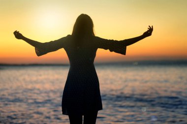 sunrise için kadın kollarını denizde tezahürat