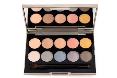 Renkli göz farı kozmetik makyaj güzellik ayarla ve beyaz arka plan üzerinde moda