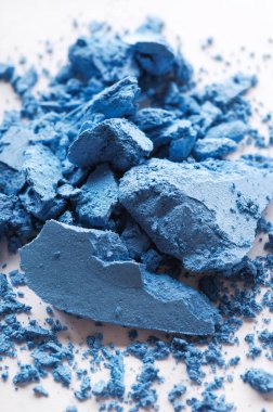 Beyaz makro izole kırık mavi göz farı