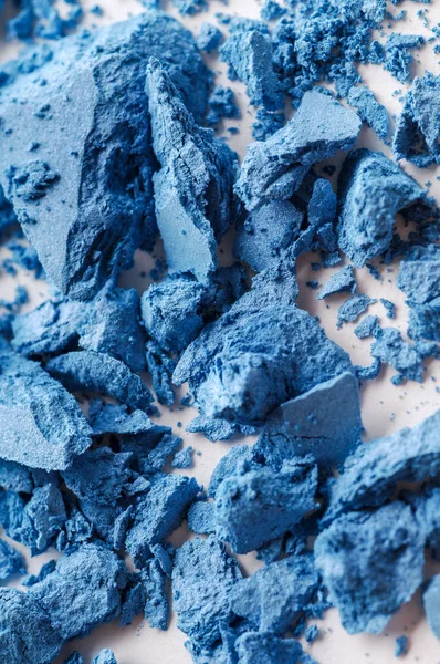 Beyaz makro izole kırık mavi göz farı