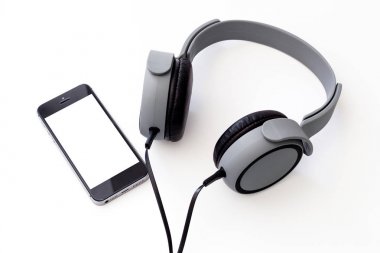 mat gri müzik kulaklık ile üzerine beyaz izole smartphone