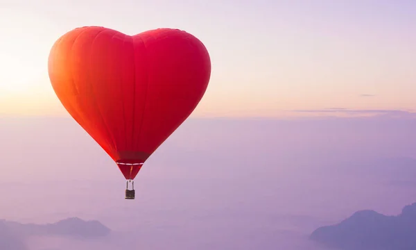 havada Sevgililer balon gökyüzünde, kavram aşk var