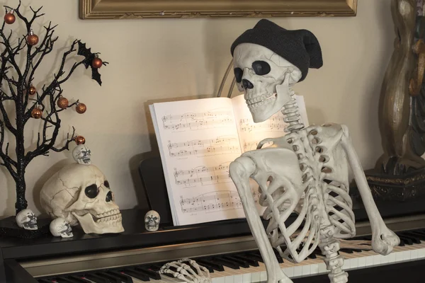 Familia de esqueleto de Halloween en un piano — Foto de Stock