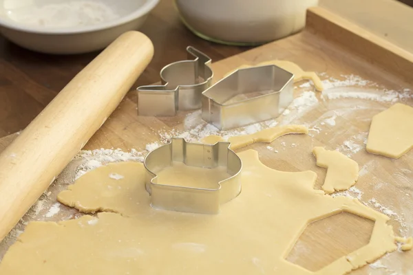 Baker cortando bolinhos de Halloween — Fotografia de Stock