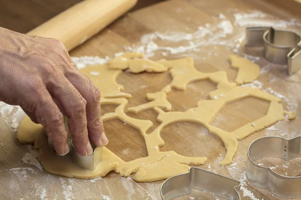 Baker cortando bolinhos de Halloween — Fotografia de Stock