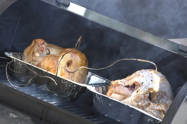 Cena de pavo hecha en un fumador —  Fotos de Stock