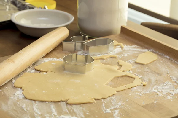 Baker cortando bolinhos de Halloween — Fotografia de Stock