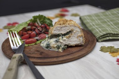 Marul ve domates salatası ile doldurulmuş domuz pirzolası