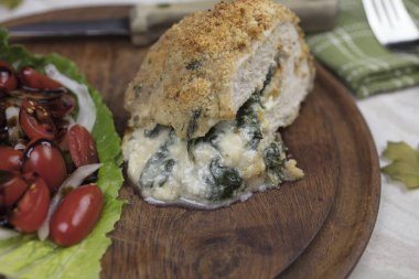 Marul ve domates salatası ile doldurulmuş domuz pirzolası