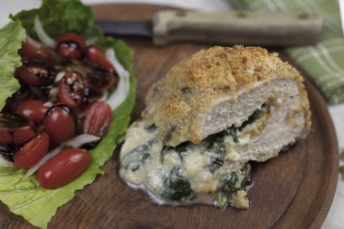 Marul ve domates salatası ile doldurulmuş domuz pirzolası