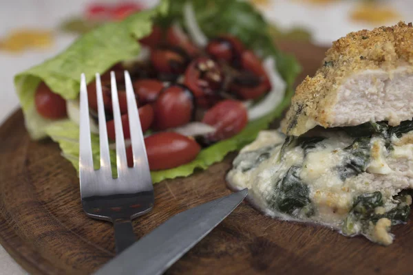 Marul ve domates salatası ile doldurulmuş domuz pirzolası