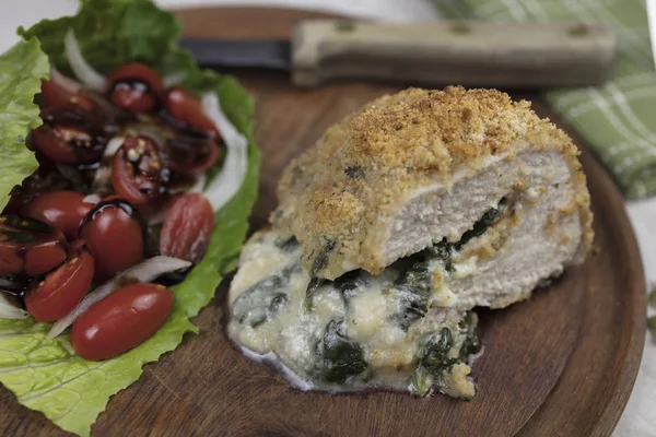 Marul ve domates salatası ile doldurulmuş domuz pirzolası