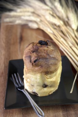 Yeşil çay ile bir tabakta servis minyatür Panettone