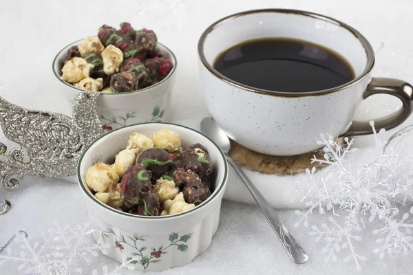 圣诞咖啡和蜜饯的爆米花在假日碗 — 图库照片