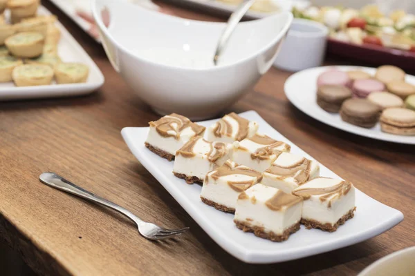 Vanilla Cheesecake squares swirled with caramel, with cold cuts — Stock Photo, Image