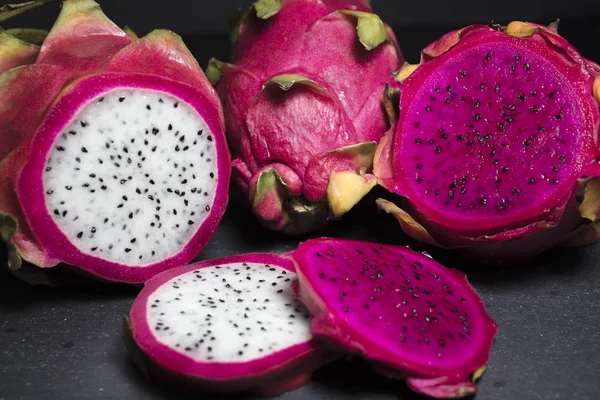 Fruta roja y blanca del dragón cortada en una tabla de cortar — Foto de Stock