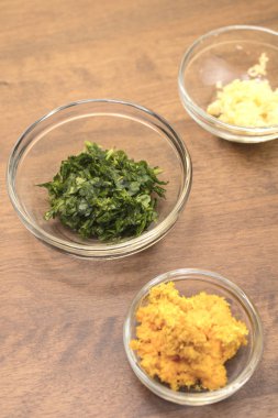 Pişirme için hazırlanan bir yemek yemek için malzemeler