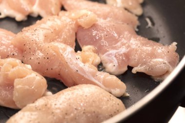 Sotelenmiş tavuk kanadı bir portakal ve limon sosu