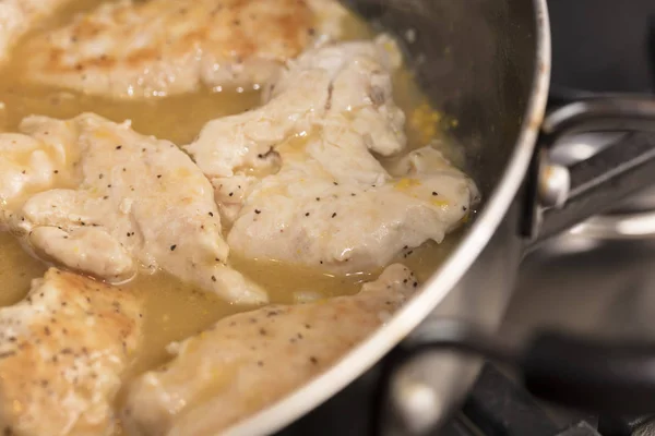 Tenders de pollo salteado en salsa de naranja y limón —  Fotos de Stock