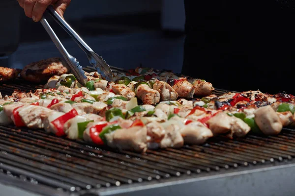 Pollo Kebabs a la parrilla en un parque de atracciones —  Fotos de Stock