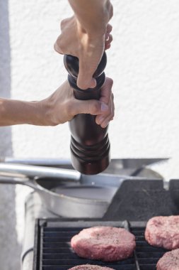 Çiğ Hamburgerler ızgara üzerinde deneyimli olmak