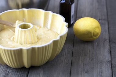 Bir bundt tavada limonlu kek hamuru hazırlama