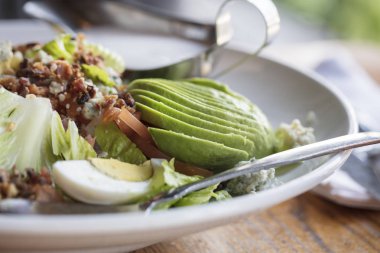 Akşam yemeği Cobb Salata marul, domates, yumurta, avo ile yapılan