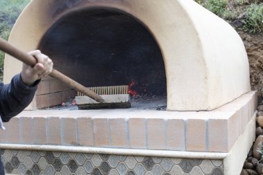 Hazırlama açık bir fırında pişirme pizza için ateş