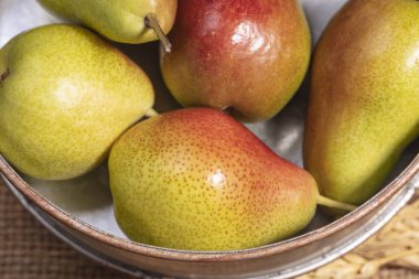 Sarı ve kırmızı armut çuval bezi ve vintage pan ile dekore edilmiş