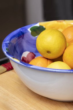 Büyük bir kase Renkli Limon ve Portakal