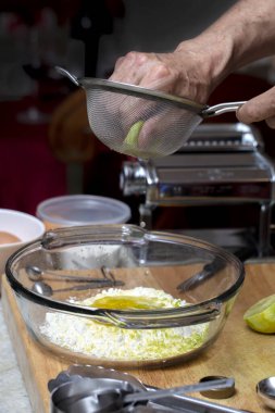 Bir ders sırasında narenciye aromalı makarna hamuru hazırlanıyor