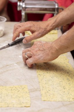 Makarna hamuru ile makarna yapma süreci