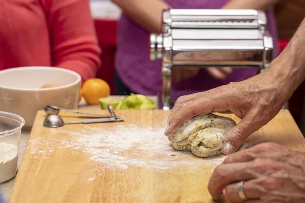 Processo de fazer massa com massa de macarrão de ervas — Fotografia de Stock