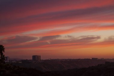 San Diego, California 'nın gün batımı manzarası ve kırmızı bulutlu gökyüzü