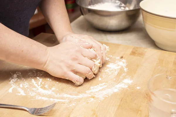 Processo de fazer bagels caseiros à mão — Fotografia de Stock