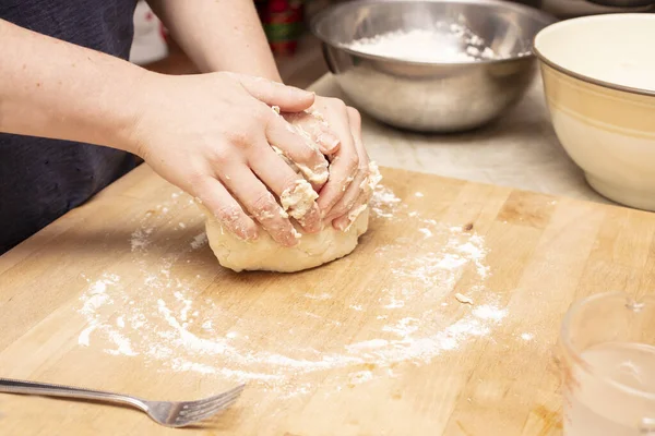 Processo de fazer bagels caseiros à mão — Fotografia de Stock