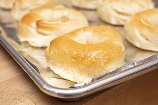 Bearbetning av hembakade bagels i ugnen — Stockfoto