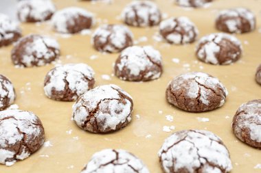 Bayram pişirme sırasında çikolatalı bademli kurabiyeler.