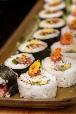 İçinde ve dışında suşi Rolls çiçekler ve süsleme ile süslenmiş