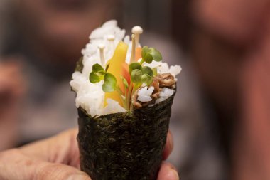 Suşi Rolls nasıl yapılır gösterimi