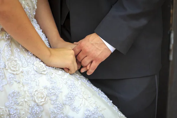 Рука Тримає Нареченого Нареченого День Весілля — стокове фото