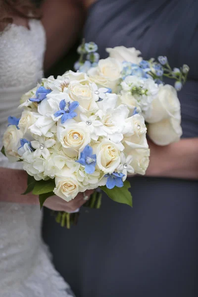 Невеста Держит Букет Свадебных Белых Роз Голубых Цветов — стоковое фото